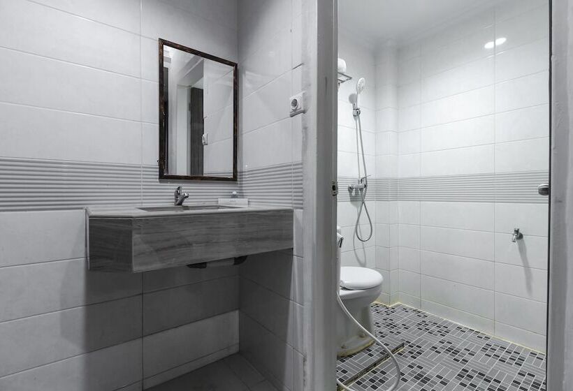 Отель Reddoorz Plus Syariah @ Jalan Sriwijaya Medan