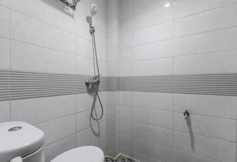 Отель Reddoorz Plus Syariah @ Jalan Sriwijaya Medan