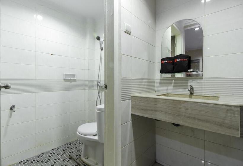 Отель Reddoorz Plus Syariah @ Jalan Sriwijaya Medan