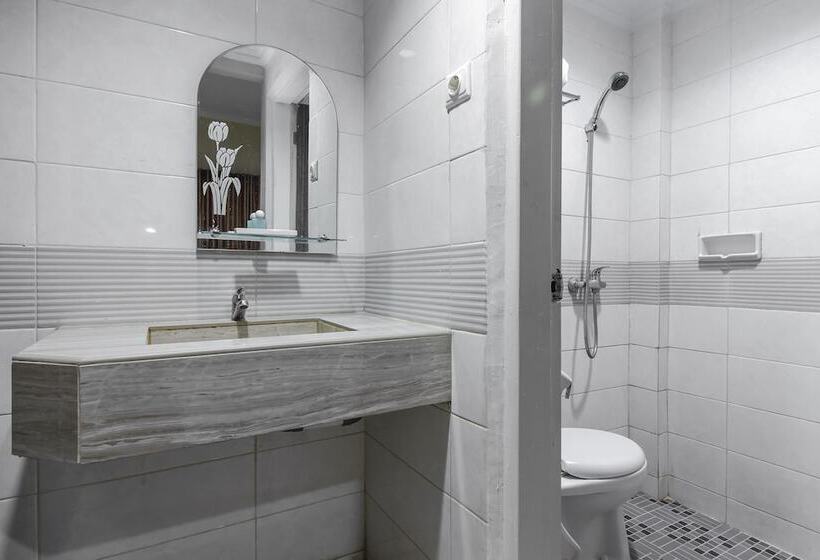 Отель Reddoorz Plus Syariah @ Jalan Sriwijaya Medan