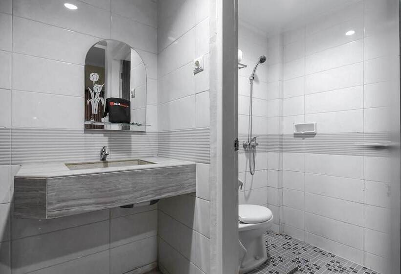 Отель Reddoorz Plus Syariah @ Jalan Sriwijaya Medan