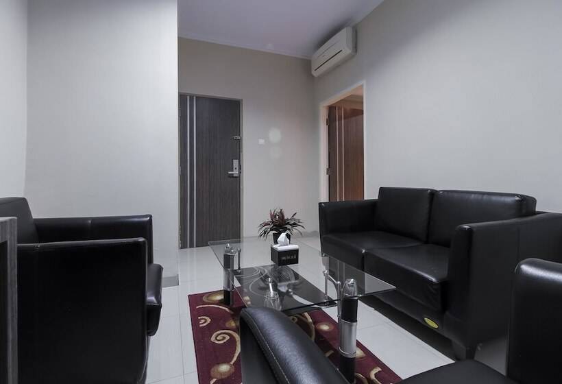 Отель Reddoorz Plus Syariah @ Jalan Sriwijaya Medan