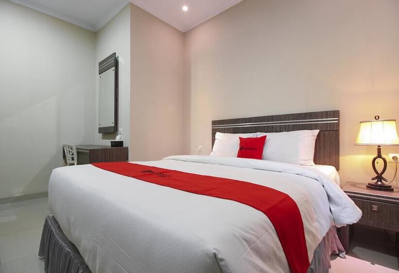 Отель Reddoorz Plus Syariah @ Jalan Sriwijaya Medan