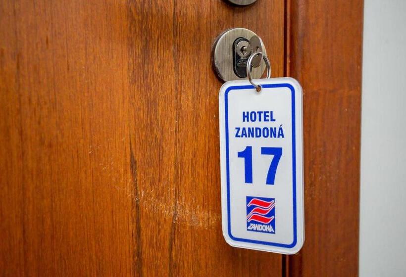 ホテル Zandoná