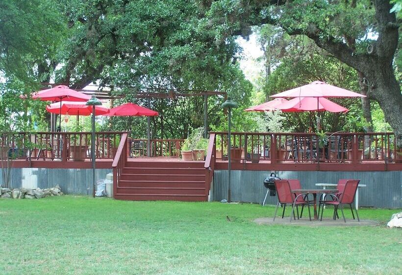 Мотель Blanco County Inn & Guesthouses