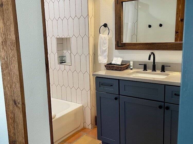 Мотель Blanco County Inn & Guesthouses