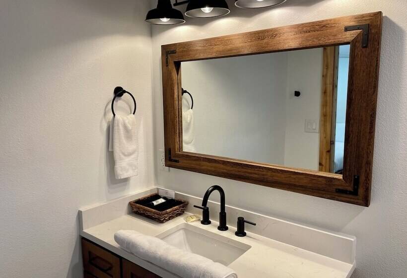 Мотель Blanco County Inn & Guesthouses