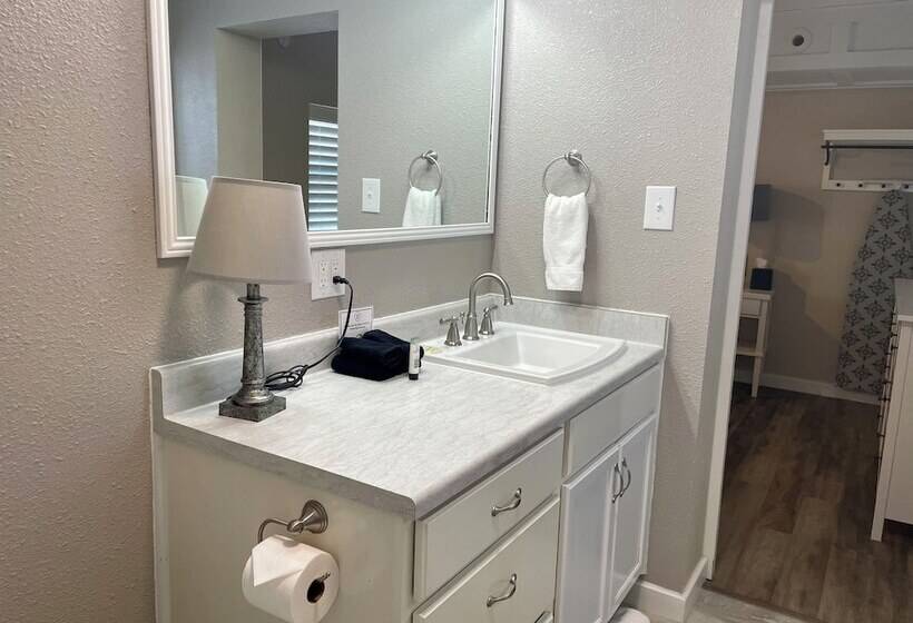 Мотель Blanco County Inn & Guesthouses