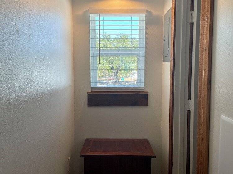 Мотель Blanco County Inn & Guesthouses