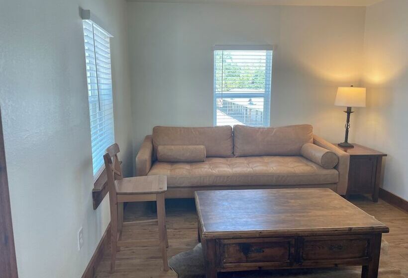 Мотель Blanco County Inn & Guesthouses