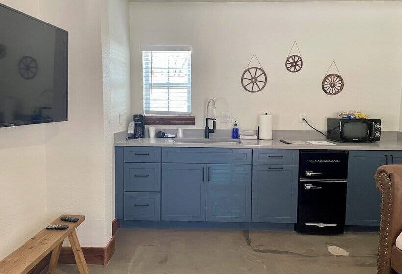 מוטל Blanco County Inn & Guesthouses