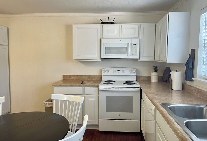 Мотель Blanco County Inn & Guesthouses