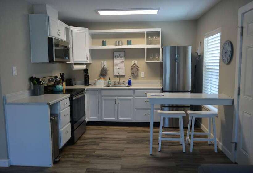 מוטל Blanco County Inn & Guesthouses