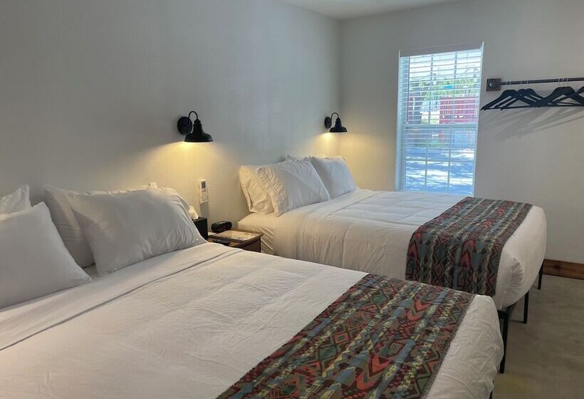 Мотель Blanco County Inn & Guesthouses