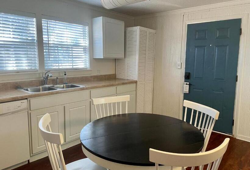 Мотель Blanco County Inn & Guesthouses