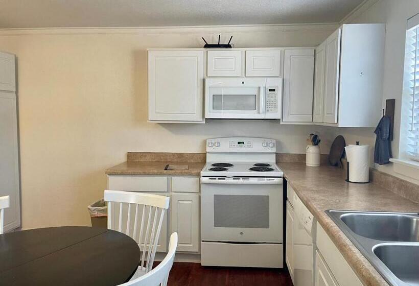 Мотель Blanco County Inn & Guesthouses