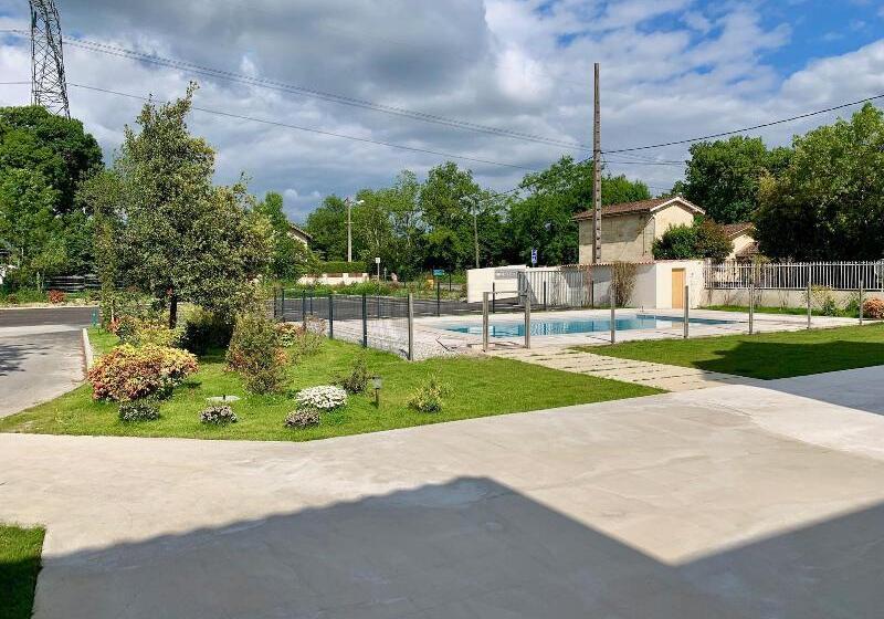 בית מלון כפרי Green Hôtels Bordeaux Arena