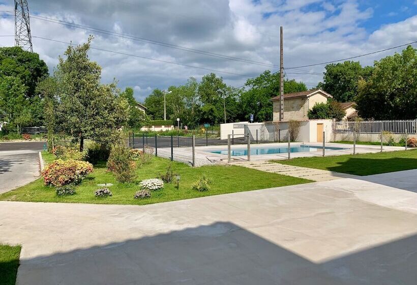 בית מלון כפרי Green Hôtels Bordeaux Arena