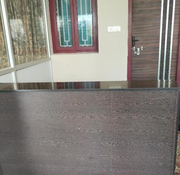 ホテル Varun Residency Airport Codissia Stay