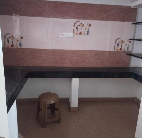 ホテル Varun Residency Airport Codissia Stay