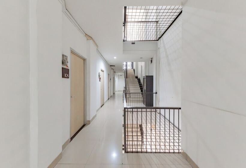 Отель Reddoorz @ Pelajar Pejuang 3