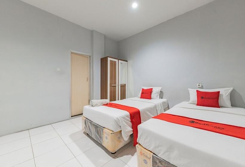 Отель Reddoorz @ Pelajar Pejuang 3