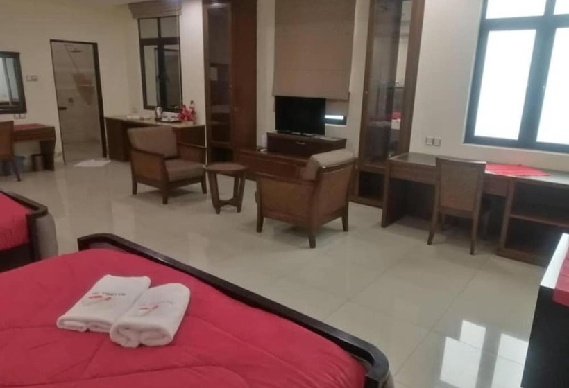 Отель Capital O 90653 Maxwell Inn Boutique