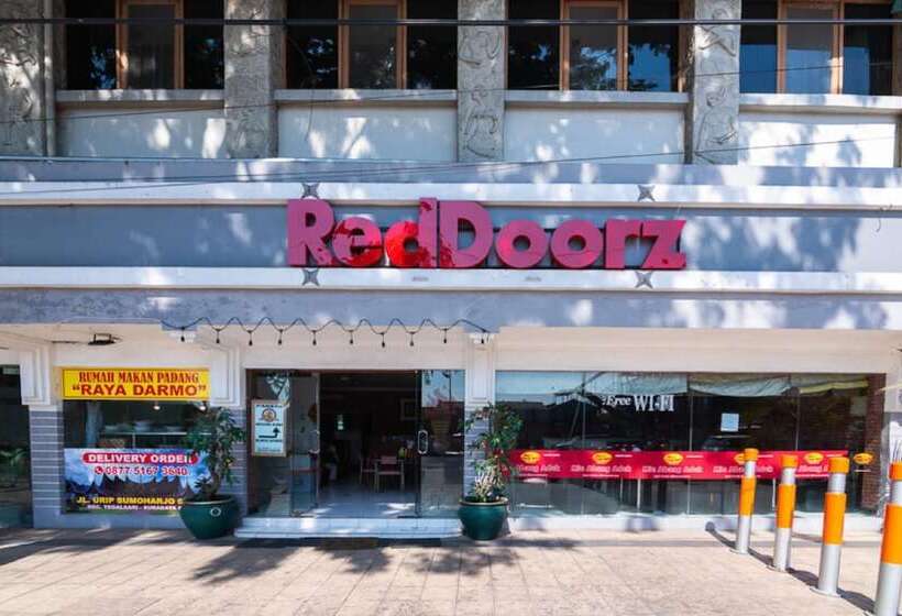 Отель Reddoorz @ Urip Sumoharjo