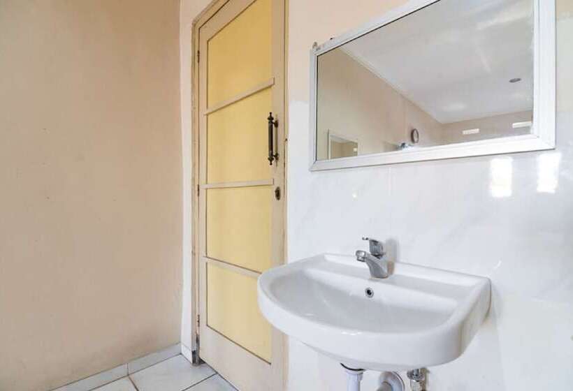 Отель Reddoorz @ Urip Sumoharjo