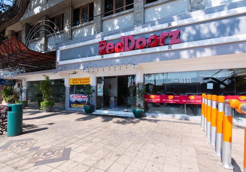 Отель Reddoorz @ Urip Sumoharjo