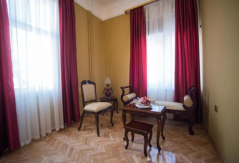 تختخواب و صبحانه Center Deluxe Garni