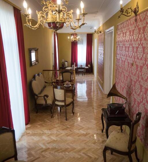 تختخواب و صبحانه Center Deluxe Garni