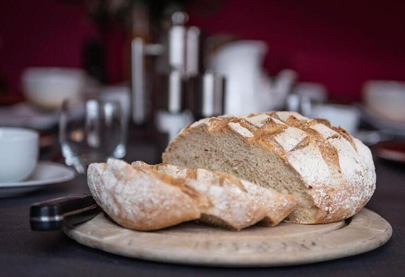 مبيت وإفطار The Hall