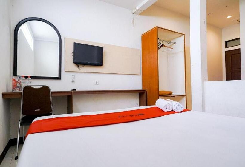 Отель Reddoorz Near Braga Street