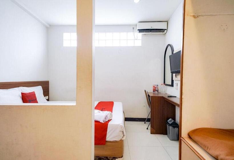 Отель Reddoorz Near Braga Street