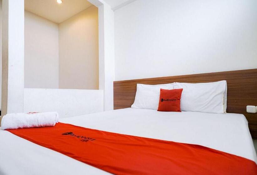 Отель Reddoorz Near Braga Street