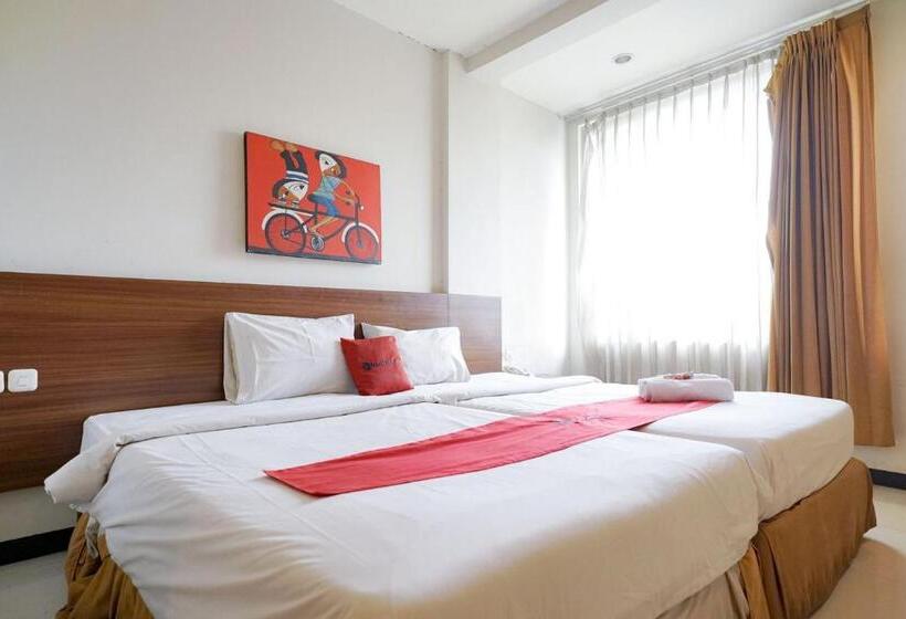 Отель Reddoorz Near Braga Street