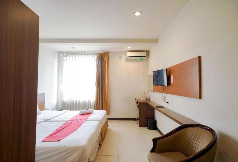 Отель Reddoorz Near Braga Street