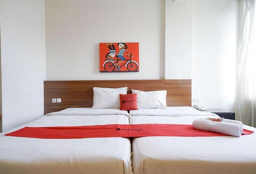 Отель Reddoorz Near Braga Street