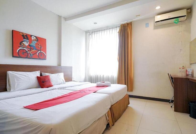 Отель Reddoorz Near Braga Street