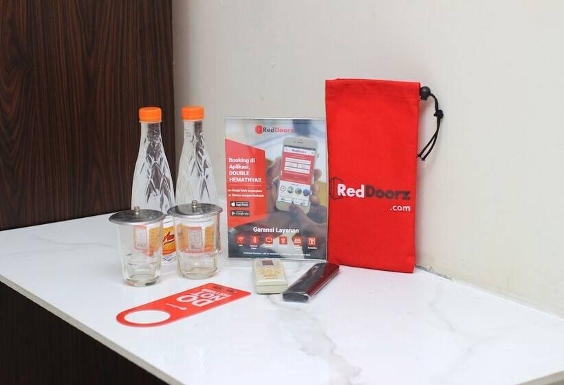 호텔 Reddoorz @ Supratman Street