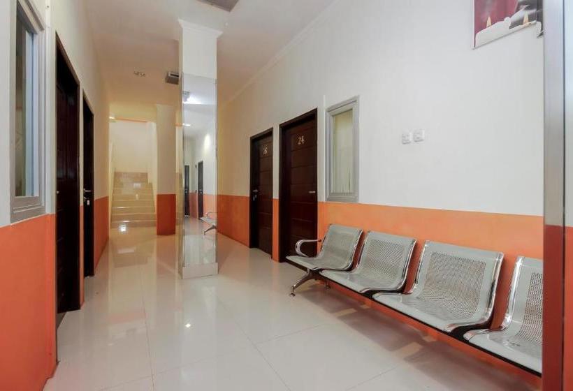 Пансион Reddoorz Near Jalan Jendral Sudirman Manado