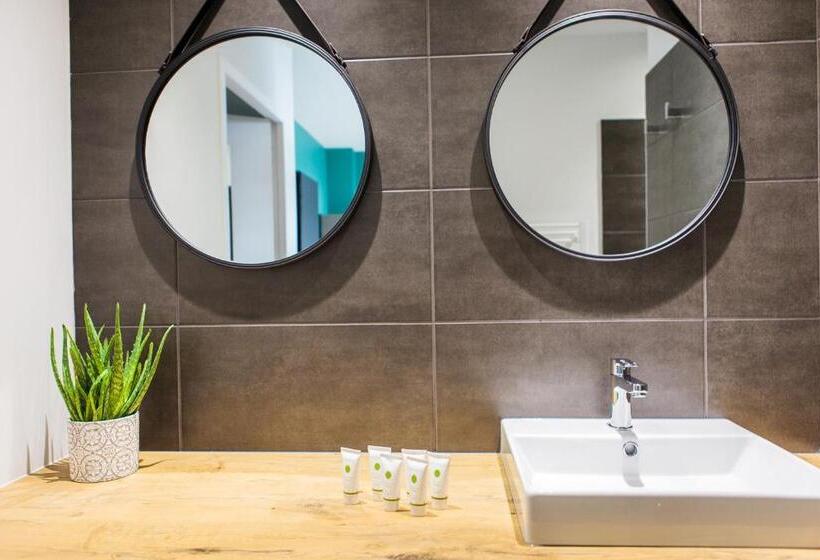 Отель Château De Tauzies, The Originals Relais