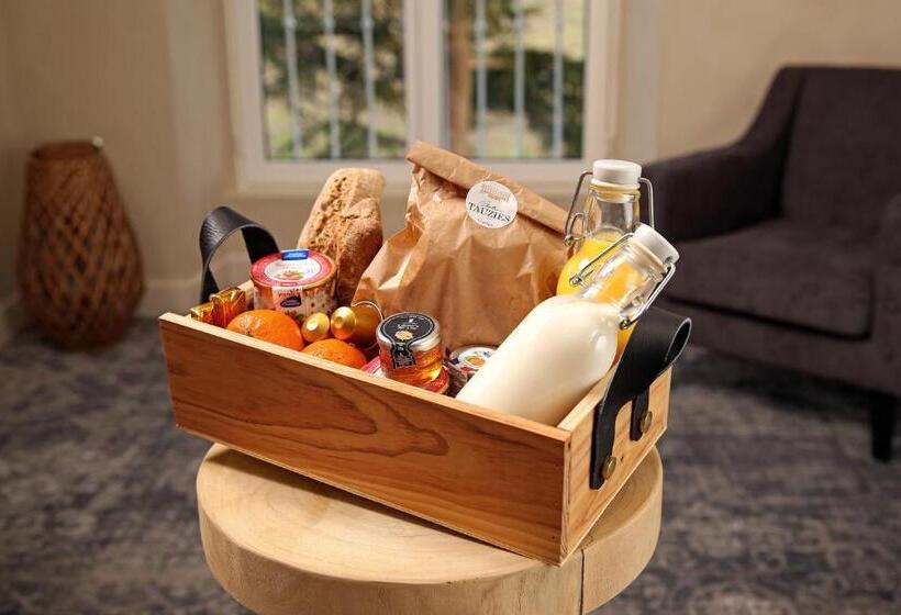 Отель Château De Tauzies, The Originals Relais