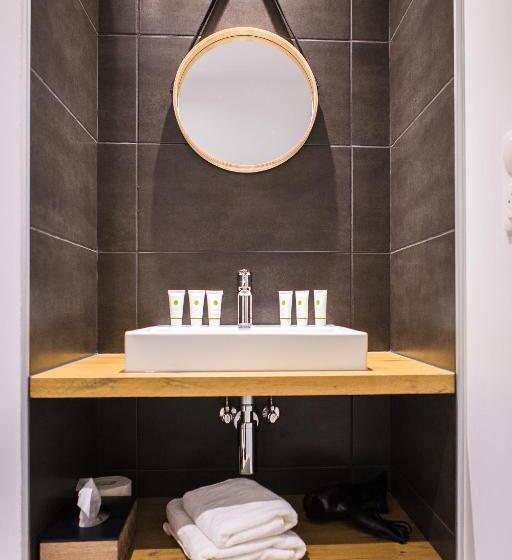 Отель Château De Tauzies, The Originals Relais