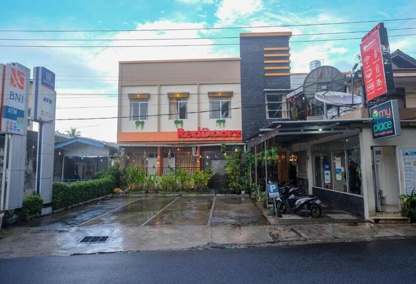 پانسیون Reddoorz Near Jalan Wolter Monginsidi Manado