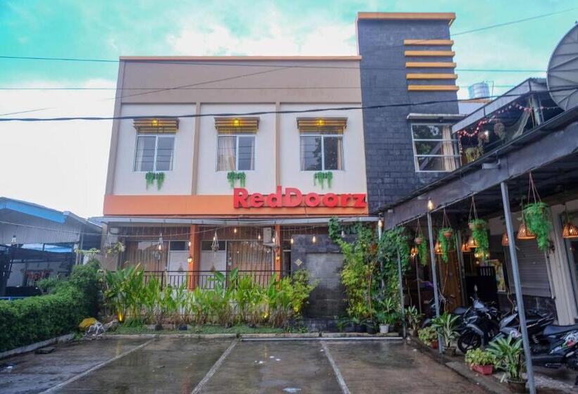 پانسیون Reddoorz Near Jalan Wolter Monginsidi Manado