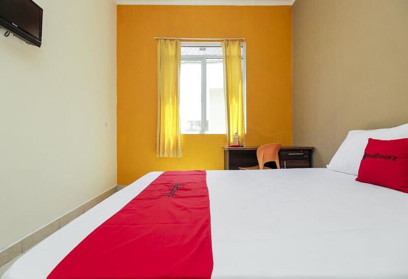 پانسیون Reddoorz Near Jalan Wolter Monginsidi Manado