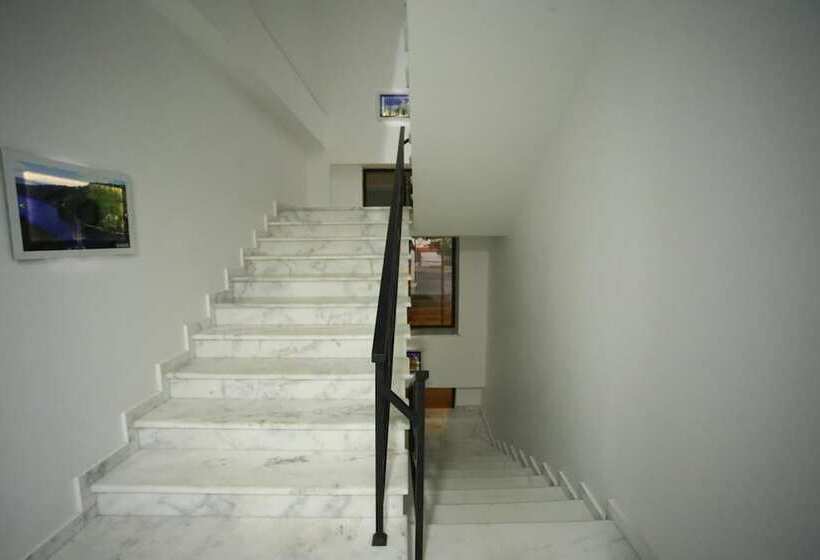 پانسیون West Tower