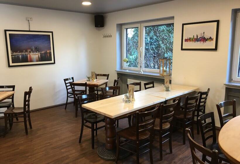 تختخواب و صبحانه Zum Armen Mann